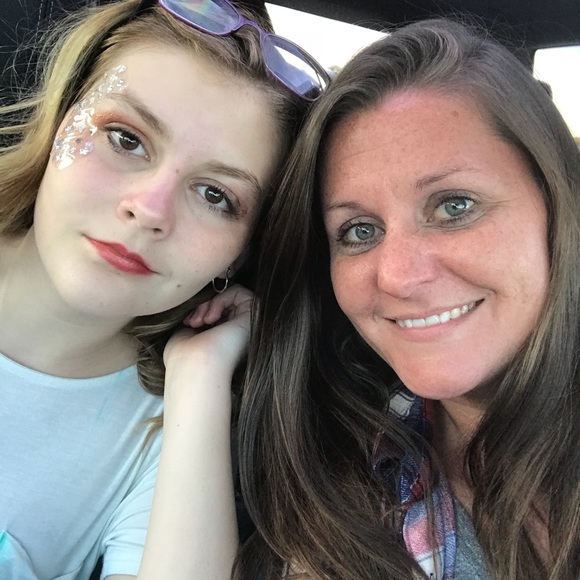 Meet your Posher, Nicole - Picture 1 of 1